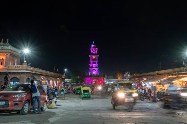 Jodhpur, Rajasthan, Hindistan - 18.10.2019: Ünlü Sardar Market ve Ghanta ghar 'ı çeken kadın fotoğrafçı, gece Jodhpur, Rajasthan, Hindistan' da saat kulesi.