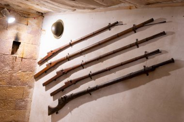 Jaisalmer, Rajasthan, Hindistan - 15 Ekim 2019: Güzelce yapılmış antik kraliyet tüfekleri, bonduklar Jaisalmer kalesindeki Raja ka Mahal Sarayı veya Maharwal Sarayı 'nda sergilenmektedir..