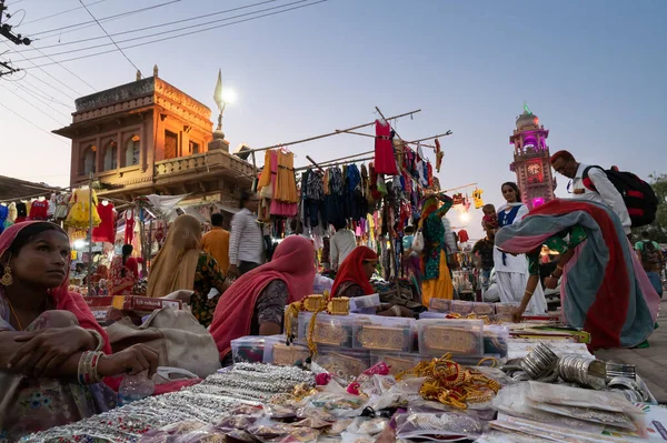 Jodhpur, Rajasthan, Hindistan - 19.10.2019: Rajasthani kadınları Jodhpur, Rajasthan, Hindistan 'daki ünlü Sardar Market ve Ghanta ghar saat kulesinden bilezik ve mücevher satın alıyorlar.