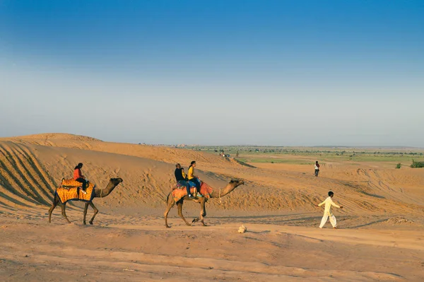 Thar Wüste Rajasthan Indien 2019 Kamelleführer Der Touristen Auf Kamelen — Stockfoto