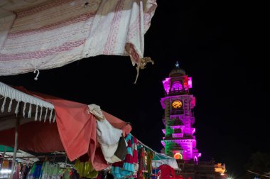 Jodhpur, Rajasthan, Hindistan - 18.10.2019: Jodhpur, Rajasthan, Hindistan 'daki ünlü Sardar Market ve Ghanta ghar saat kulesinin gece görüntüsü.