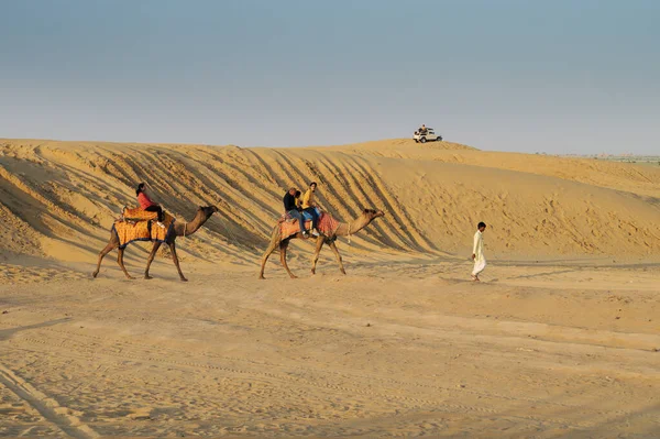 Thar Desert Rajasthan Indien 2019 Cameleer Tar Turister Kamel För — Stockfoto