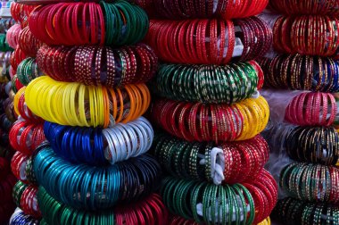 Jodhpur, Rajasthan, Hindistan 'daki ünlü Sardar Market ve Ghanta Ghar Saat Kulesinde renkli Rajasthani bilezikleri satılıyor..