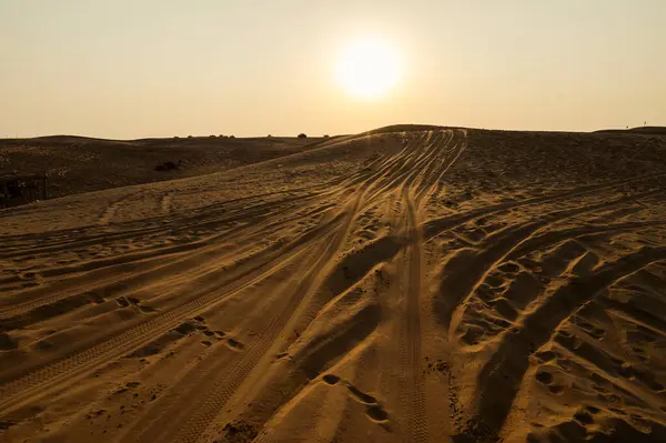 印度拉贾斯坦邦塔尔沙漠沙丘上的车胎痕迹 游客们乘汽车来到沙漠观看日出 这是旅行者们非常喜爱的活动 — 图库照片