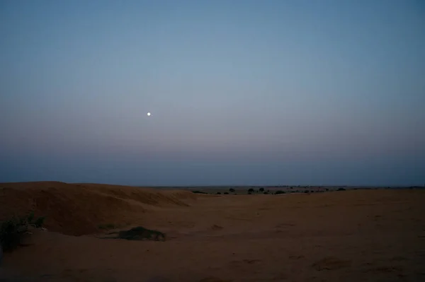 月亮设定 看塔尔沙漠沙丘 黎明前的阳光升起前 月亮在天空中升起 Rajasthan India — 图库照片