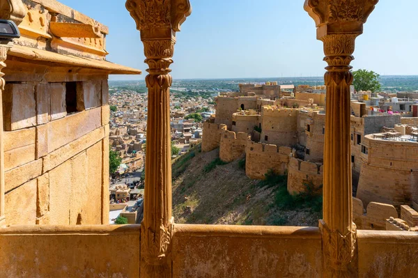 砂岩做了漂亮的阳台 Jharokha 石窗和外在的Jaisalmer堡垒 可俯瞰斋萨尔默市的教科文组织世界遗产场址 印度拉贾斯坦邦教科文组织世界遗产场址 — 图库照片