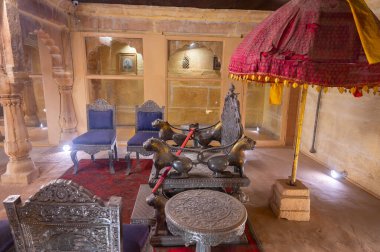 Jaisalmer, Rajasthan, Hindistan - 15 Ekim 2019: Jaisalmer kalesi içinde Raja Mahal veya Raja Ka Mahal 'in çok güzel iç dekorasyonu ve oturma düzenleri. UNESCO Dünya Mirası.
