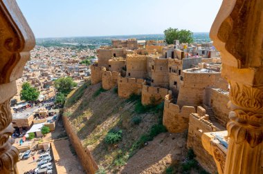 Kum Taşı güzel bir balkon, jharokha, taş pencere ve Jaisalmer kalesinin dışı yaptı. UNESCO Dünya Mirası Bölgesi Jaisalmer şehrine bakıyor. Rajasthan, Hindistan. UNESCO Dünya Mirası.