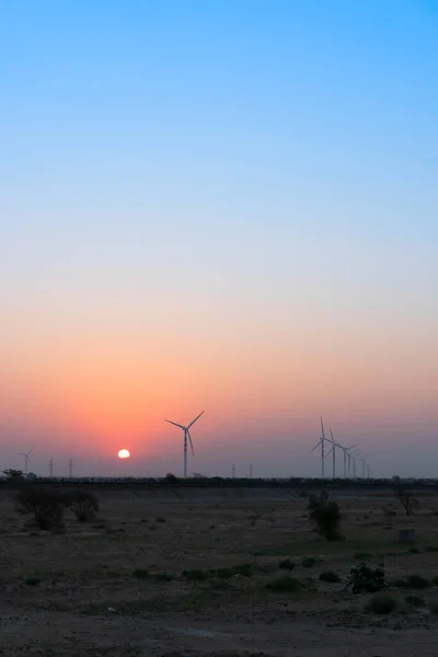 沙漠天空中的黎明时分 发电风车产生了交替的环保绿色能源 供当地人民消费 太阳升起在印度拉贾斯坦邦塔尔沙漠 — 图库照片