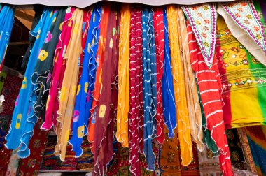 Rajasthani 'nin kadın kıyafetleri satışa sunuluyor. Ünlü Sardar Market ve Ghanta Ghar Saat Kulesi' ndeki bir mağazada sergileniyor..