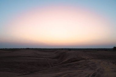 Thar Çölü kum tepelerinin manzarası, şafaktan önce güneş doğmadan önce. Rajasthan, Hindistan.