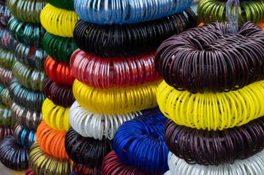 Jodhpur, Rajasthan, Hindistan 'daki ünlü Sardar Market ve Ghanta Ghar Saat Kulesinde renkli Rajasthani bilezikleri satılıyor..