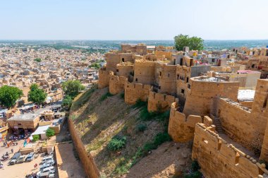 Kum Taşı güzel bir balkon, jharokha, taş pencere ve Jaisalmer kalesinin dışı yaptı. UNESCO Dünya Mirası Bölgesi Jaisalmer şehrine bakıyor. Rajasthan, Hindistan. UNESCO Dünya Mirası.