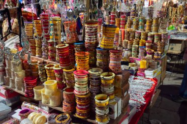 Güzel Rajasthani Bangles Jodhpur, Rajasthan, Hindistan 'daki ünlü Sardar Market ve Ghanta Ghar Saat Kulesinde satılıyor..