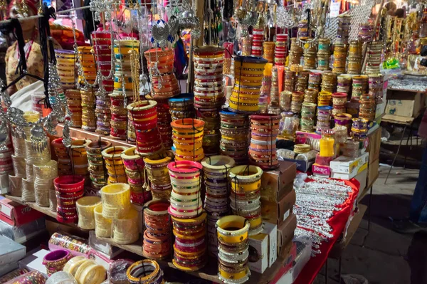 美しいラジャスタニ バングルは インドラジャスタン州ジョードプルの有名なサルダーマーケットとガンタ ガー時計塔で販売されています — ストック写真