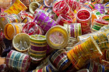 Hindistan, Rajasthan, Jodhpur 'daki ünlü Sardar Market ve Ghanta Ghar Saat Kulesinde parlak renkli Rajasthani bilezikleri satılıyor..
