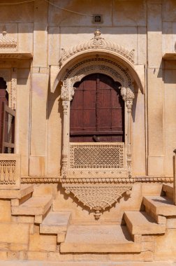 Sandstone güzel bir balkon, jharokha, taş pencere ve Rani Mahal 'in dışı veya Rani Ka Mahal, Jaisalmer kalesinin içi yaptı. Rajasthan, Hindistan. UNESCO Dünya Mirası