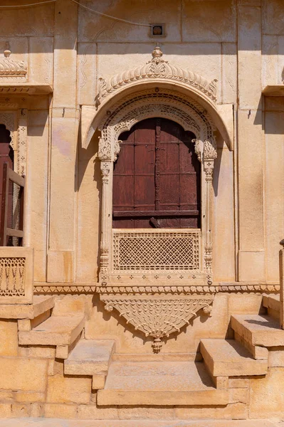 サンドストーンは美しいバルコニー Jharokha マハルまたはラニ マハルの石窓と外観をジャイサルメル砦の中に作った インドのラジャスタン州 ユネスコ世界遺産 — ストック写真
