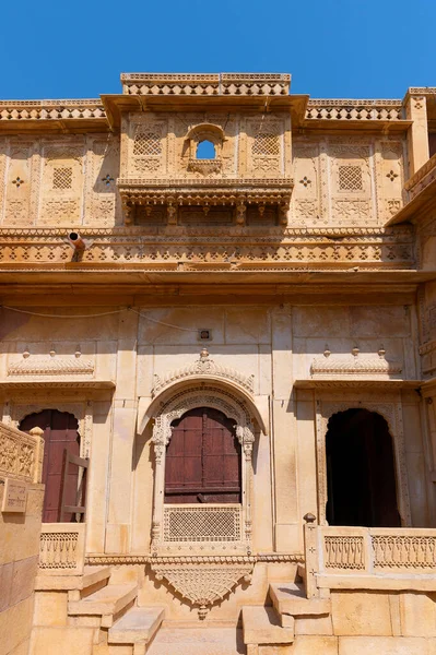 サンドストーンは美しいバルコニー Jharokha マハルまたはラニ マハルの石窓と外観をジャイサルメル砦の中に作った インドのラジャスタン州 ユネスコ世界遺産 — ストック写真