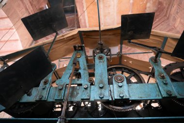 Jodhpur, Rajasthan, Hindistan - 16.10.2019: Yaşlılık mühendisliği harikası, aletler ve makineler Jodhpur, Rajasthan, Hindistan 'daki Ghanta ghar veya Saat Kulesi' nin onlarca yıllık saatini çalıştırıyor..