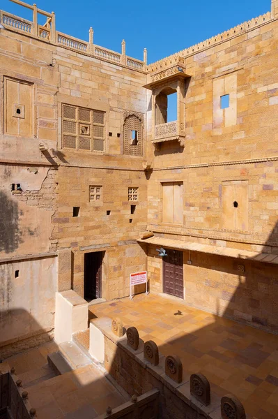 贾萨尔默 Jaisalmer 拉贾斯坦邦 Rajasthan 2019年10月15日 砂岩在贾萨尔默要塞内建造美丽的阳台 贾罗哈 石窗和拉尼 马哈哈尔 Rani — 图库照片