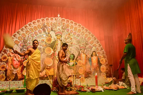 Howrah India October 2021 Hindu Priests Worshipping Goddess Durga Panchapradip — Stok fotoğraf