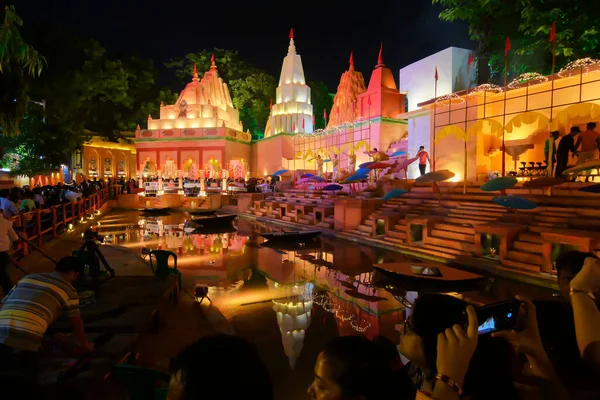 加尔各答 西孟加拉邦 2019年10月8日 位于甘加河畔的Benaras Ghat景观 装饰的Durga Puja板的夜间图像 夜间拍摄 Durga Puja是印度教最大的节日 — 图库照片