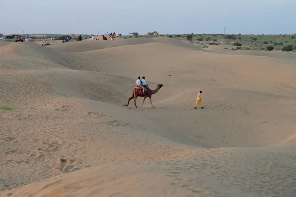 Tourists Riding Camels Camelus Dromedarius Sand Dunes Thar Desert Rajasthan — Stockfoto