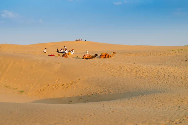 Tourists Camels Camelus Dromedarius Sand Dunes Thar Desert Rajasthan India — Foto de Stock
