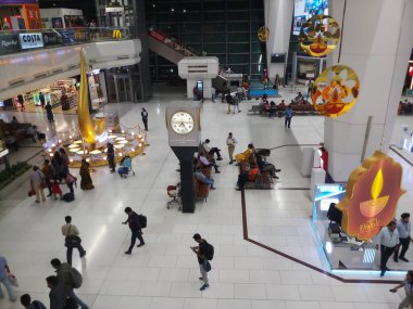 Delhi, Hindistan - 20 Ocak 2019: Indira Gandhi Inernational Airport, IGI 'ye uçuş bekleyen yolcular. Hindistan 'ın en yoğun havaalanı, Hindistan' ın başkenti Yeni Delhi 'ye ve Kuzey Hindistan' ın geri kalanına hizmet veriyor..