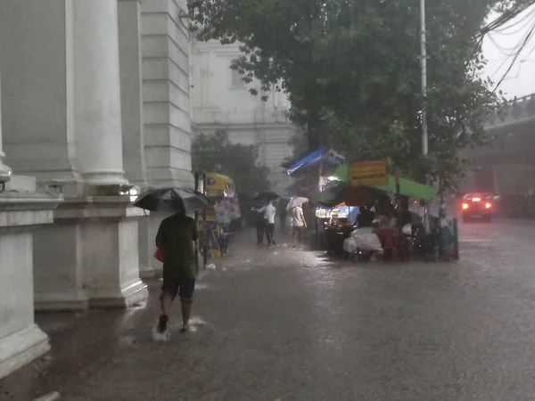 Kolkata West Bengalen India Augustus 2019 Voetgangers Lopen Door Het — Stockfoto
