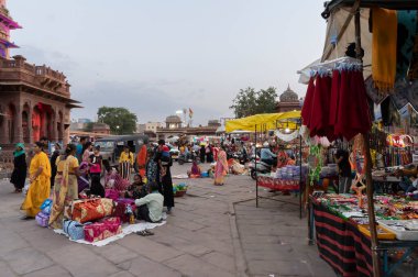 Jodhpur, Rajasthan, Hindistan - 20.10.2019: Rajasthani alıcıları ve satıcıları Jodhpur, Rajasthan, Hindistan 'daki ünlü Sardar Market ve Ghanta ghar saat kulesinde.