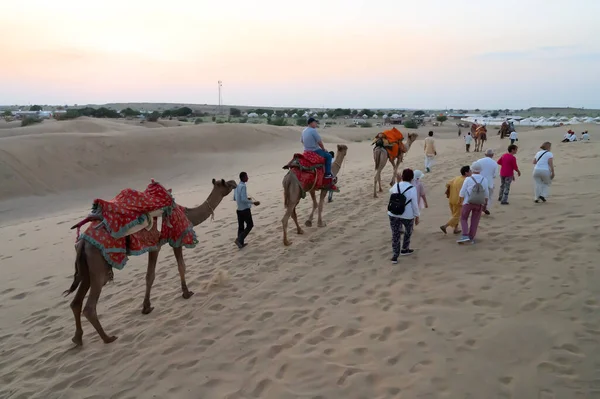 Thar Desert Rajassthan India Oktober 2019 Toeristen Rijden Kamelen Zandduinen — Stockfoto