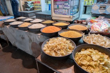 Jodhpur, Rajasthan, Hindistan - 18.10.2019: Rajasthani Moong dal, Urad dal, Masoor dal, Chana dal and Toor or or or toovar dal is sold, Sardar market or Clock tower of Jodhpur.