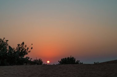 Hindistan, Rajasthan 'daki Thar Çölü' nün ufkundan yükselen güneş. Hindistan 'ın dört bir yanından turistler Thar Çölü' nde çöl güneşinin doğuşunu izlemek için geliyorlar..