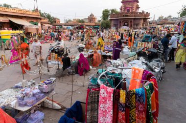 Jodhpur, Rajasthan, Hindistan - 20.10.2019: Rajasthani kadınlarının giysileri satılık, akşam saatlerinde ünlü Sardar Market ve Ghanta ghar saat kulesinde sergileniyor.