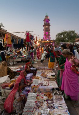 Jodhpur, Rajasthan, Hindistan - 19.10.2019: Rajasthani kadınları Jodhpur, Rajasthan, Hindistan 'daki ünlü Sardar Market ve Ghanta ghar saat kulesinden bilezik ve mücevher satın alıyorlar.