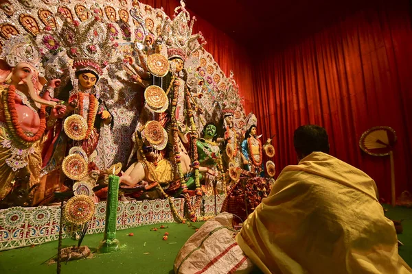 Howrah Índia Outubro 2021 Sacerdote Hindu Adorando Deusa Durga Ashtami — Fotografia de Stock