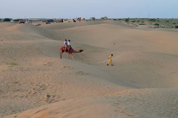Tourists Riding Camels Camelus Dromedarius Sand Dunes Thar Desert Rajasthan —  Fotos de Stock