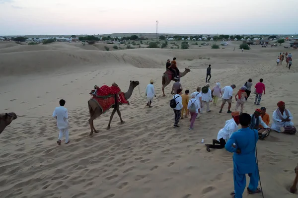 Thar Desert Rajassthan India October 15Th 2019 Τουρίστες Ιππεύουν Καμήλες — Φωτογραφία Αρχείου