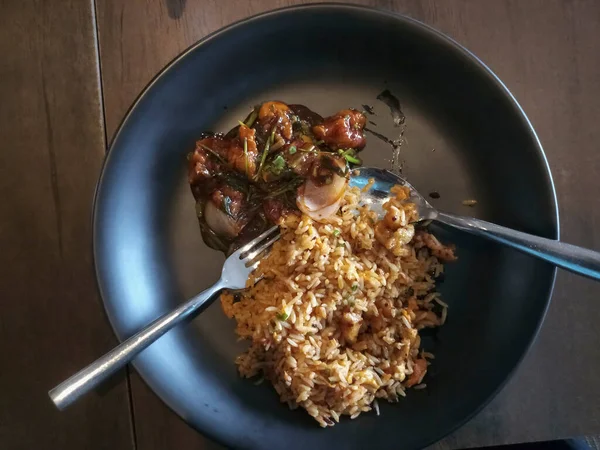 Pyszny Smażony Ryż Kurczak Chilli Jedzenie Podawane Bambusowych Paluszkach Restauracji — Zdjęcie stockowe