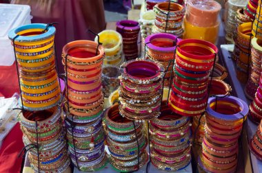 Güzel Rajasthani Bangles Jodhpur, Rajasthan, Hindistan 'daki ünlü Sardar Market ve Ghanta Ghar Saat Kulesinde satılıyor..