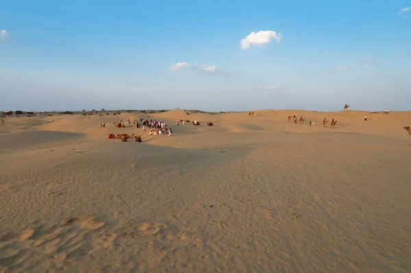 Tourists Camels Camelus Dromedarius Sand Dunes Thar Desert Rajasthan India — Fotografia de Stock