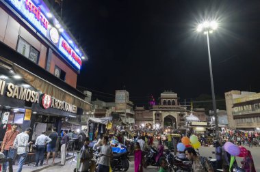 Jodhpur, Rajasthan, Hindistan - 20.10.2019: Rajasthani alıcıları ve satıcıları Jodhpur, Rajasthan, Hindistan 'daki ünlü Sardar Market ve Ghanta ghar saat kulesinde. Mavi saat resmi.