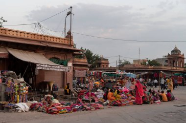 Jodhpur, Rajasthan, Hindistan - 20.10.2019: Rajasthani kadın giysileri Ünlü Sardar Market ve Ghanta ghar Saat Kulesinde satılıyor.