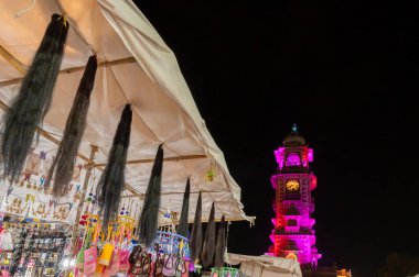 Jodhpur, Rajasthan, Hindistan - 18.10.2019: Jodhpur, Rajasthan, Hindistan 'daki ünlü Sardar Market ve Ghanta ghar saat kulesinin gece görüntüsü.