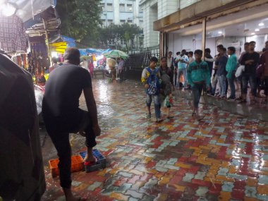 Kolkata, Batı Bengal, Hindistan - 16 Ağustos 2019: Hint müzesi yakınlarındaki su dolu patikada yürüyen yayalar. Kolkata 'da muson yağmurları,