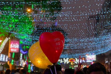 Kolkata, Batı Bengal, Hindistan - 26.12.2018: Aşk şekilli balonlar, coşkulu genç halk tarafından aydınlatılmış ve dekore edilmiş park caddesinde yılsonu şenlik havasıyla Noel kutlaması.