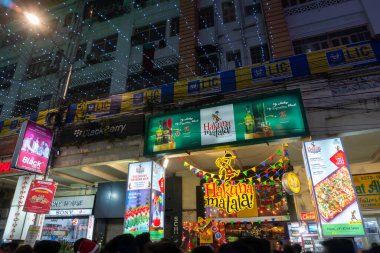 Kolkata, Batı Bengal, Hindistan - 26.12.2018: Yılbaşı kutlaması, aydınlatılmış ve dekore edilmiş park caddesinde ışık ve yıl sonu şenlik havası ile. Akşam gökyüzü arkaplanı.