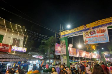 Kolkata, Batı Bengal, Hindistan - 12 Ekim 2021: Geleneksel Bagbazar Durga Puja, UNESCO Soyut Kültür Mirası. Gece vakti ünlü Puja pandalını ziyaret etmek için acele edenler.